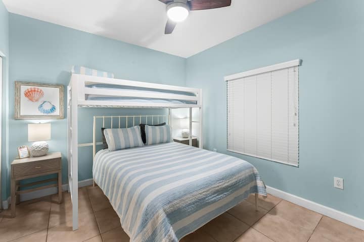 Dhomë gjumi për vizitorë me krevat dopio "queen" dhe krevat dopio "twin"