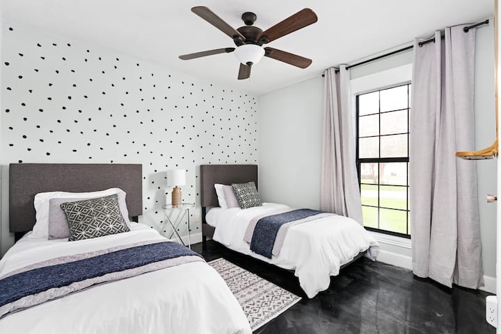 חדר שינה מואר ואוורירי עם מיטות יחיד נפרדות, אידיאלי לילדים או לחברים.