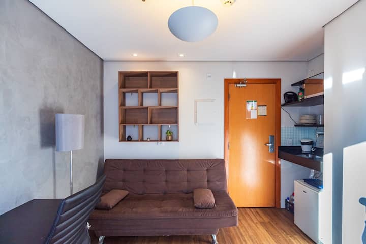 סלון עם ספה נפתחת, מיזוג אוויר, טלוויזיה, וילונות האפלה, Wi-Fi, שולחן עם כיסאות ויציאה ישירה למרפסת.