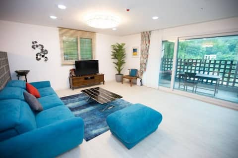 Suitable for families and group gatherings/Spacious living room and terrace room, J-dong 101