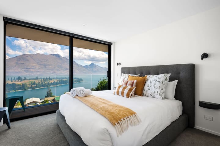 Dhomë gjumi e dytë e rehatshme me ajër të kondicionuar
Dhoma e dytë e gjumit ofron një pushim të qetë me ajër të kondicionuar për një qëndrim të rehatshëm, duke siguruar një gjumë të qetë gjatë natës.