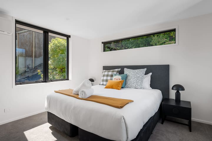 Dhoma e katërt e gjumit me hapësirë të bollshme magazinimi
Dhoma e katërt e gjumit ofron shumë hapësirë për ruajtje, duke siguruar një hapësirë të rregullt dhe të organizuar për vizitorët gjatë qëndrimit të tyre.