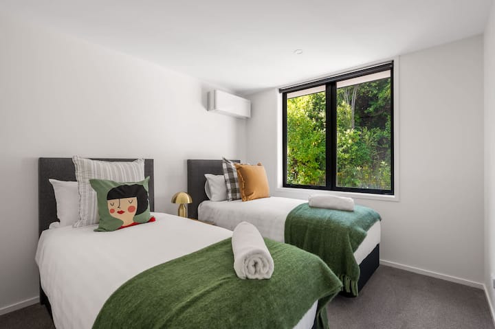 Dhoma e tretë e gjumit me krevat dopio "King"
Dhoma e tretë e gjumit ka një krevat dopio "King" që mund të shndërrohet në dy krevate tek, duke e bërë atë zgjedhjen e përkryer për familjet ose grupet që kërkojnë një qëndrim të rehatshëm dhe me hapësirë të bollshme.