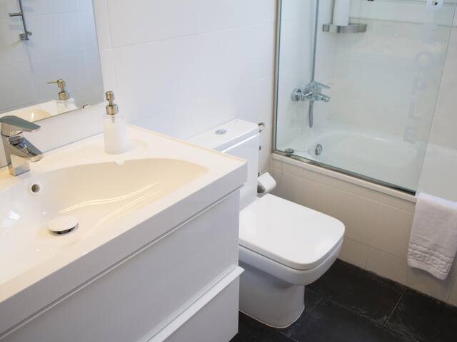 4 bedroom apartment with pool gallery image 4