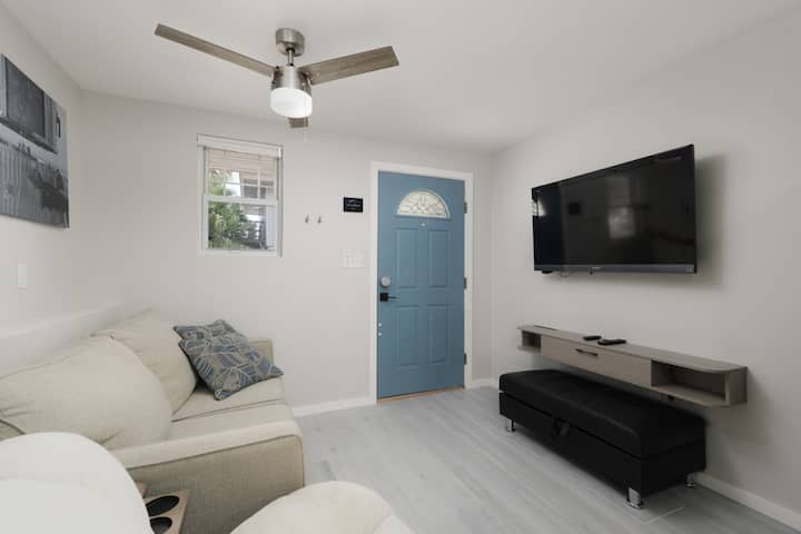 Cosmic Quarters 1br - Spacex View, Dock, Fishing - South Padre Island