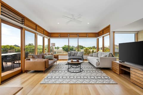 Ocean Breeze: Retreat in Torquay - Sleeps 11!