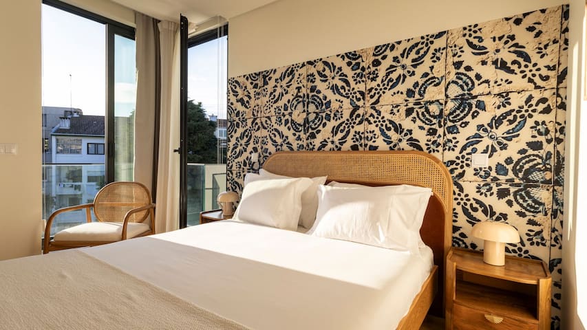 New 3BR w/ Rooftop & Balcony Views by LovelyStay