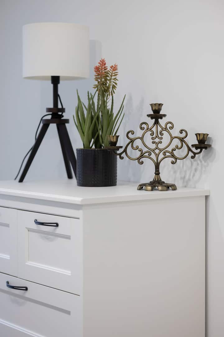 Близък план на скрина на спалнята и декоративни елементи, показващи луксозния характер.