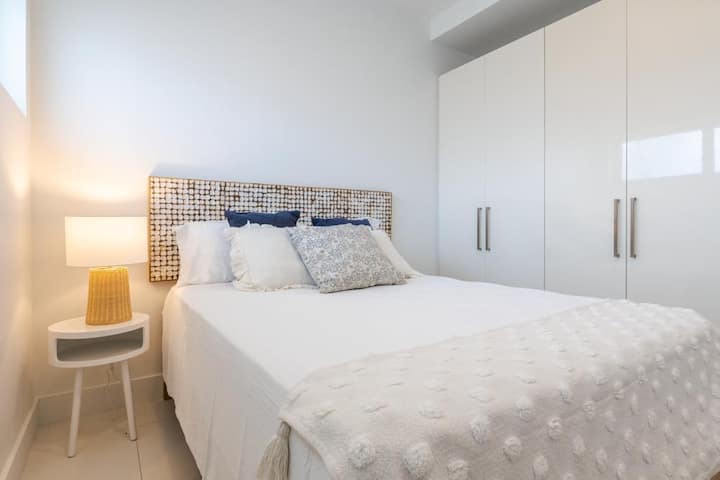 Მყუდრო საძინებელი დიდი საწოლით, რბილი თეთრეულითა და მშვიდი დასვენებით - გარდერობში ჩაშენებული სათავსოები უზრუნველყოფს საცხოვრებლის მოწესრიგებასა და მოწესრიგებას - რბილი განათება და ნეიტრალური ტონები ქმნის მშვიდ დასვენებას მშვიდი ძილისთვის