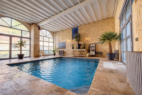 Manor with indoor heated pool - 14 people