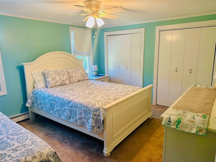 חדר שינה 2 בקומה העליונה עם מיטת קווין סייז ומיטת יחיד נוף 2