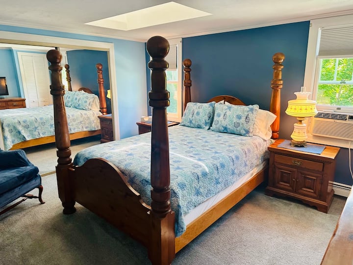 חדר שינה 1 בקומה העליונה - חדר שינה ראשי עם מיטת קווין סייז גדולה וטלוויזיית Roku