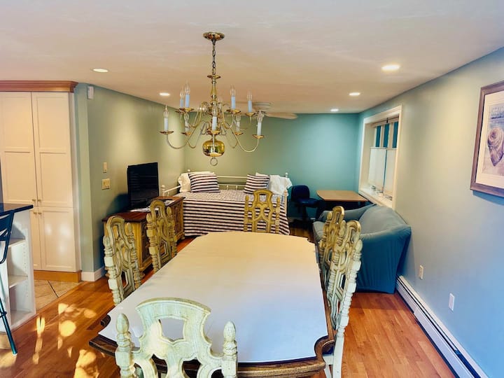 פינת אוכל גדולה עם שולחן כתיבה וסלון נוסף.