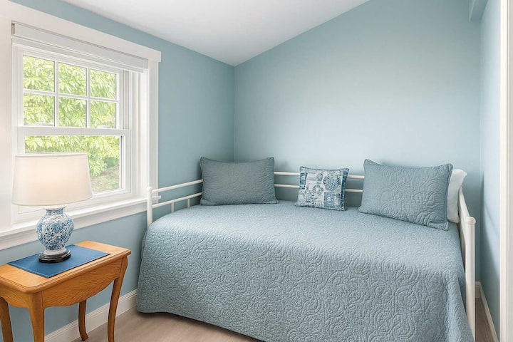 חדר שינה 4 - קומה ראשונה, חדר שינה עם מיטת קווין סייז, מיטת נפתחת וארון בגדים