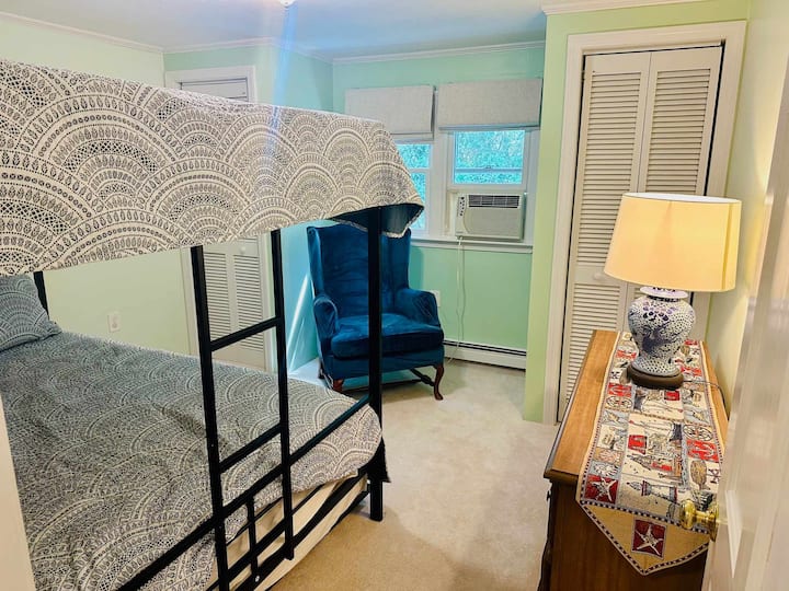 בחדר השינה 3 למעלה יש מיטות קומותיים בגודל קווין-סייז ומיטת נדנדה זוגית