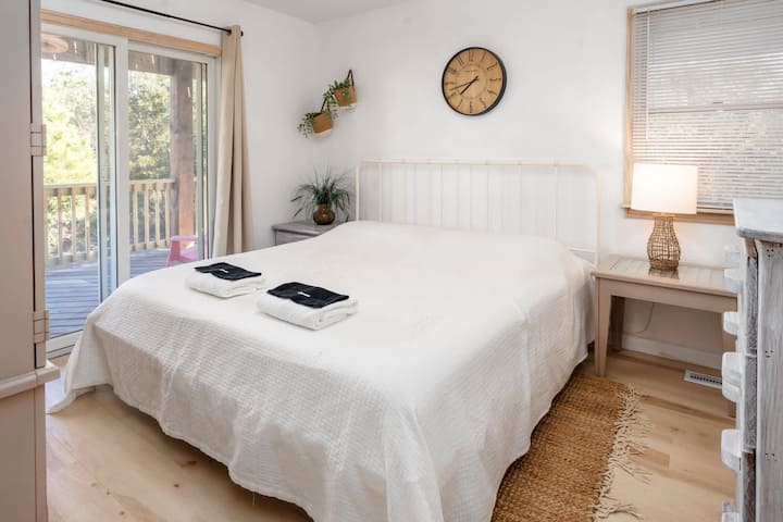 Dormitorio tamaño queen de nivel medio 1 con acceso a la terraza