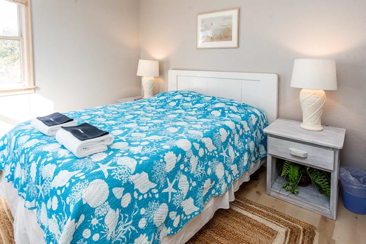 Dormitorio 2 tamaño queen de nivel medio con acceso a la terraza