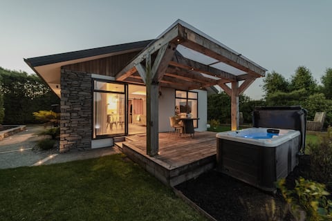 Hamptons Retreat - 1BR with Hot Tub