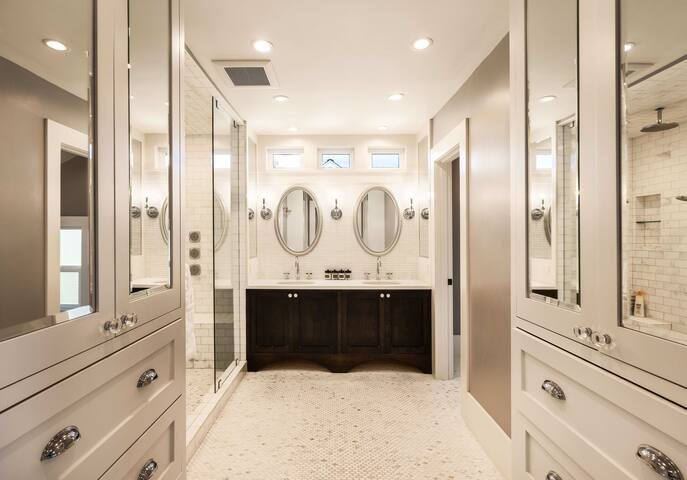 Leschi Retreat w/Breathtaking Water View,Sleeps 14 gallery image 4