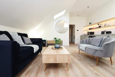 The Swansea City 1BR Loft at Albert Hall