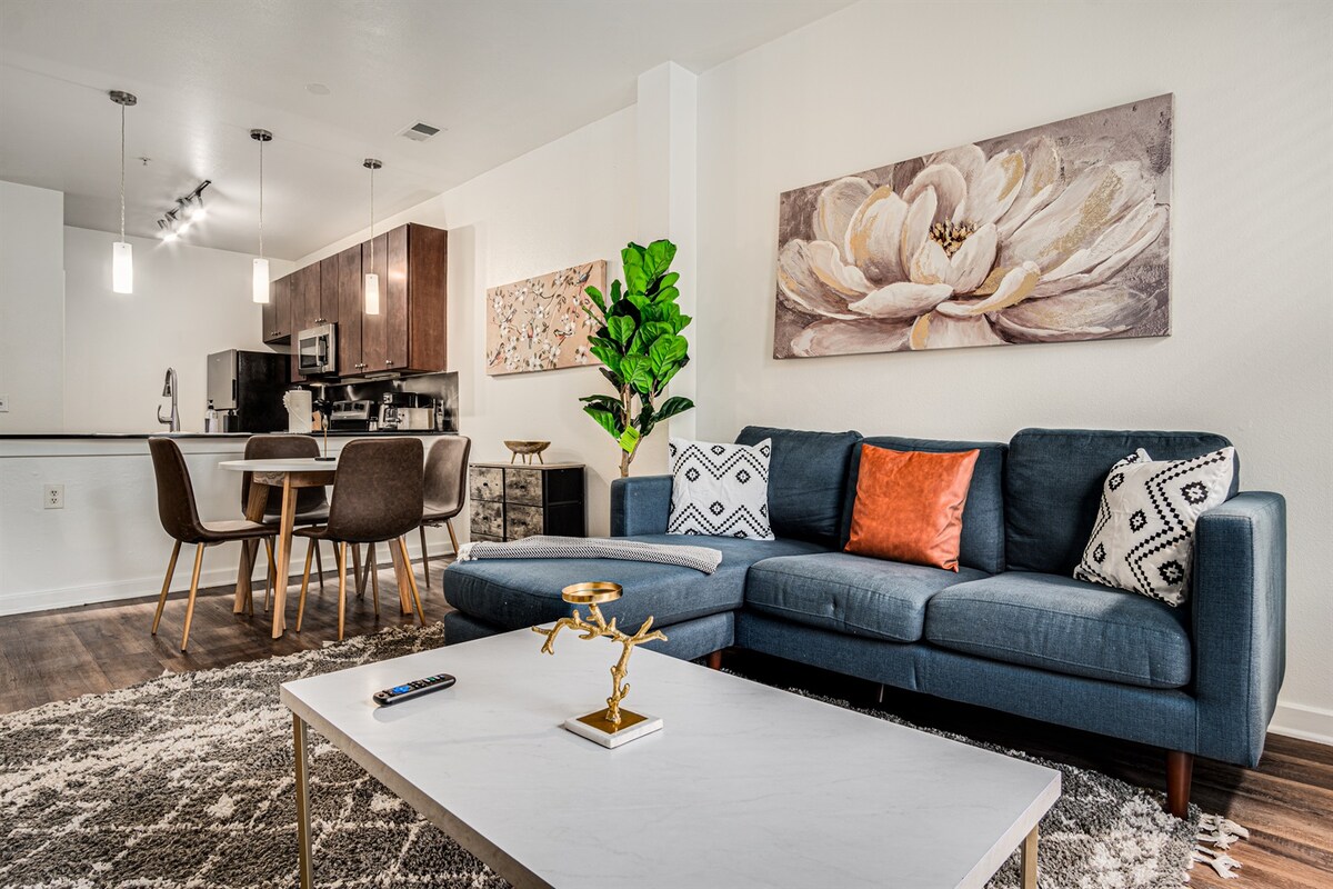 Boulevard Stays Walk to Downtown! 2BR SoCo