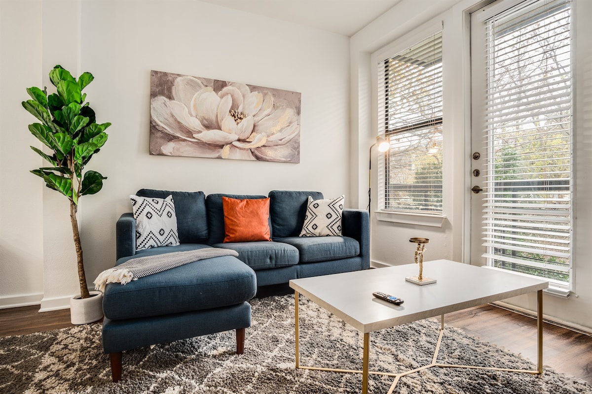 Boulevard Stays Walk to Downtown! 2BR SoCo