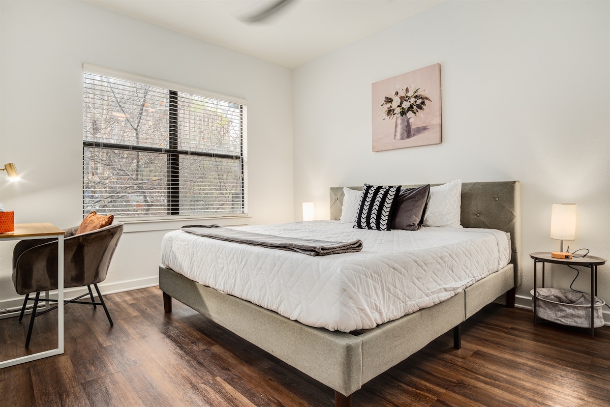 Boulevard Stays Walk to Downtown! 2BR SoCo