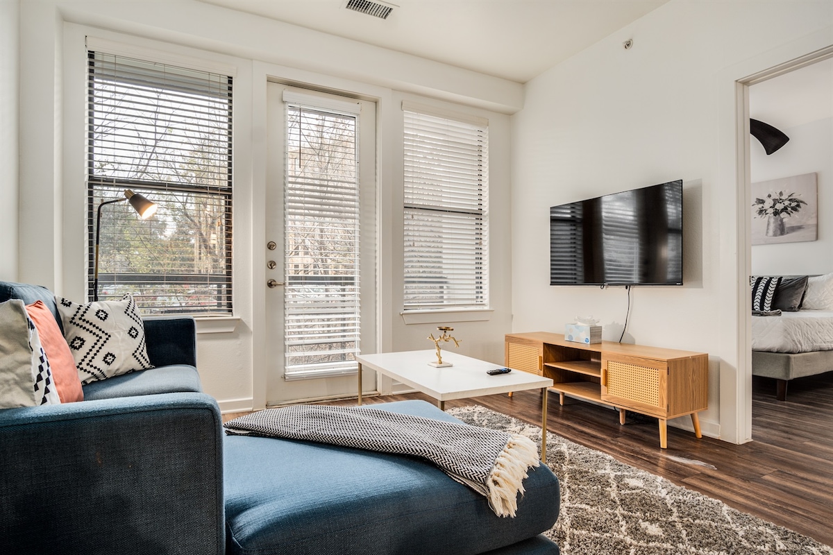 Boulevard Stays Walk to Downtown! 2BR SoCo