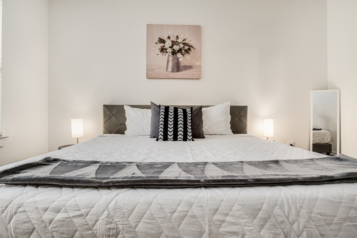 Boulevard Stays Walk to Downtown! 2BR SoCo