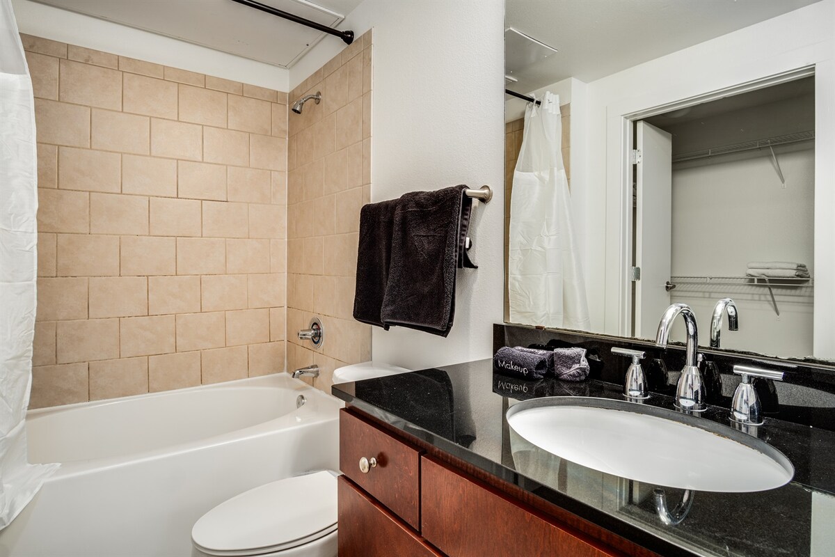 Boulevard Stays Walk to Downtown! 2BR SoCo