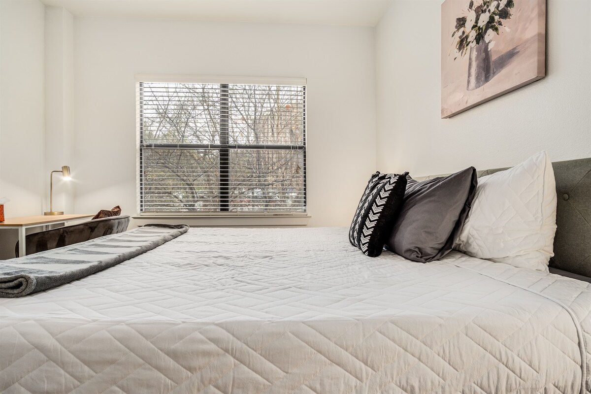 Boulevard Stays Walk to Downtown! 2BR SoCo