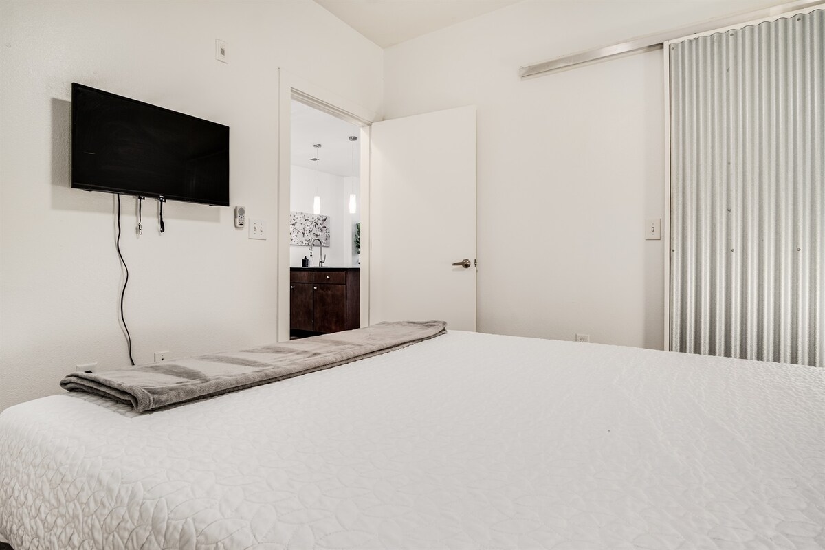 Boulevard Stays Walk to Downtown! 2BR SoCo