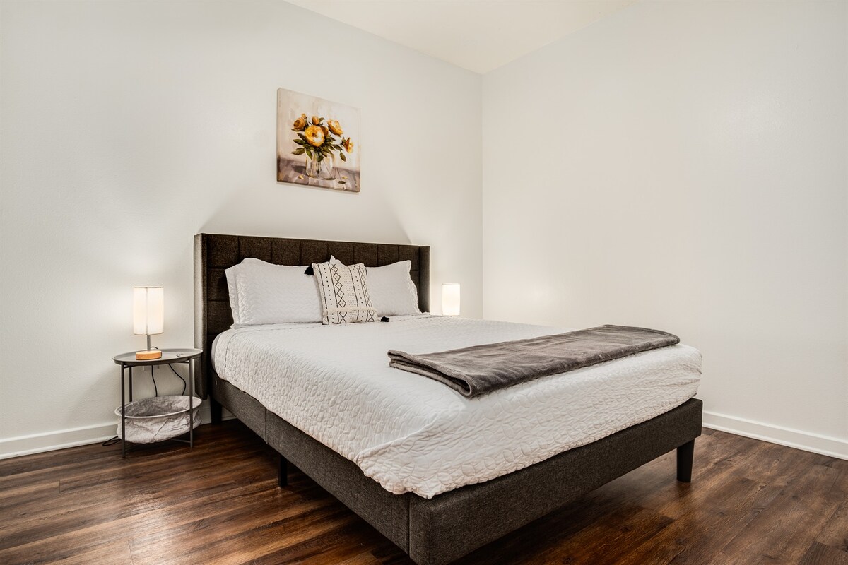 Boulevard Stays Walk to Downtown! 2BR SoCo