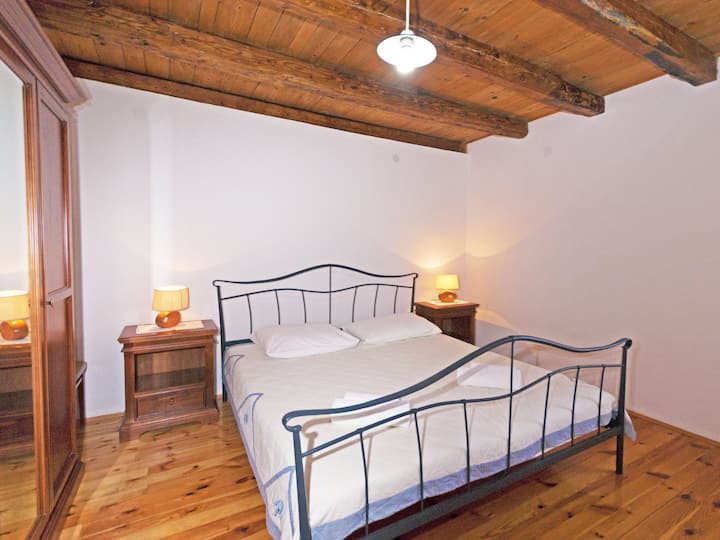 Relaxe no quarto com cama de casal, onde conforto e elegância se encontram para uma noite de sono perfeita.