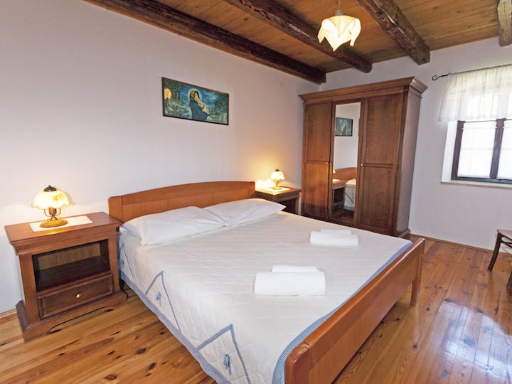 O quarto de casal oferece um retiro aconchegante, completo com lençóis macios e travesseiros macios.