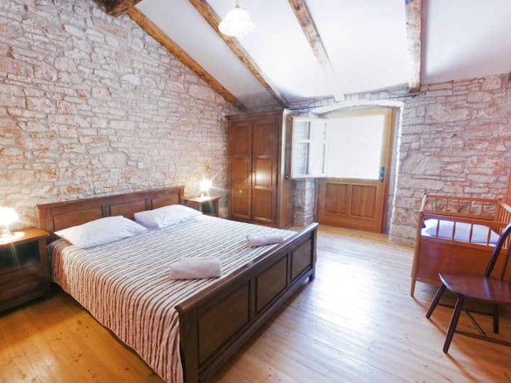 Uma mistura perfeita de estilo e aconchego, o quarto de casal garante uma estadia tranquila.