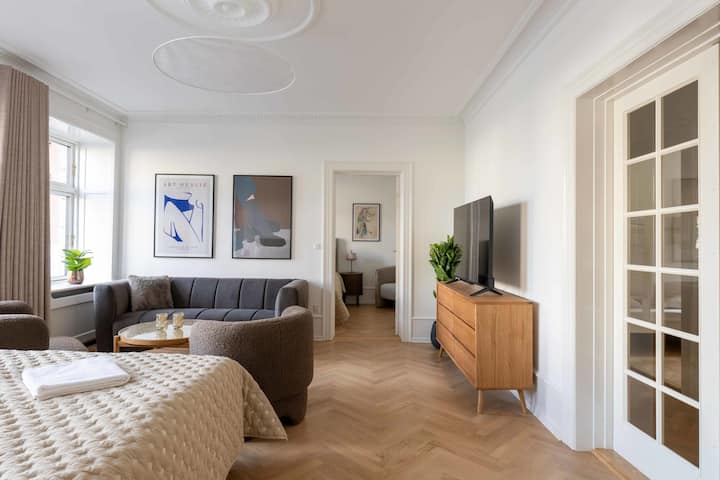 Refined 3-bedroom Apartment With Balcony - Copenhague
