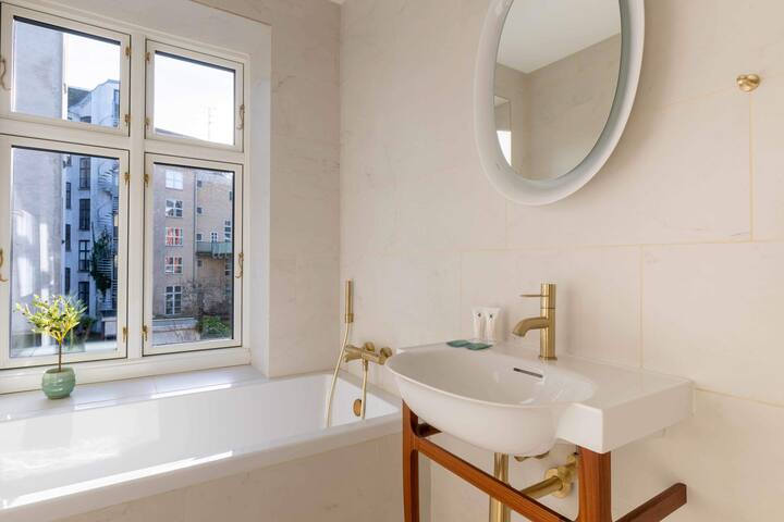 Lovely Apartment w. Bathtub & Balcony gallery image 5