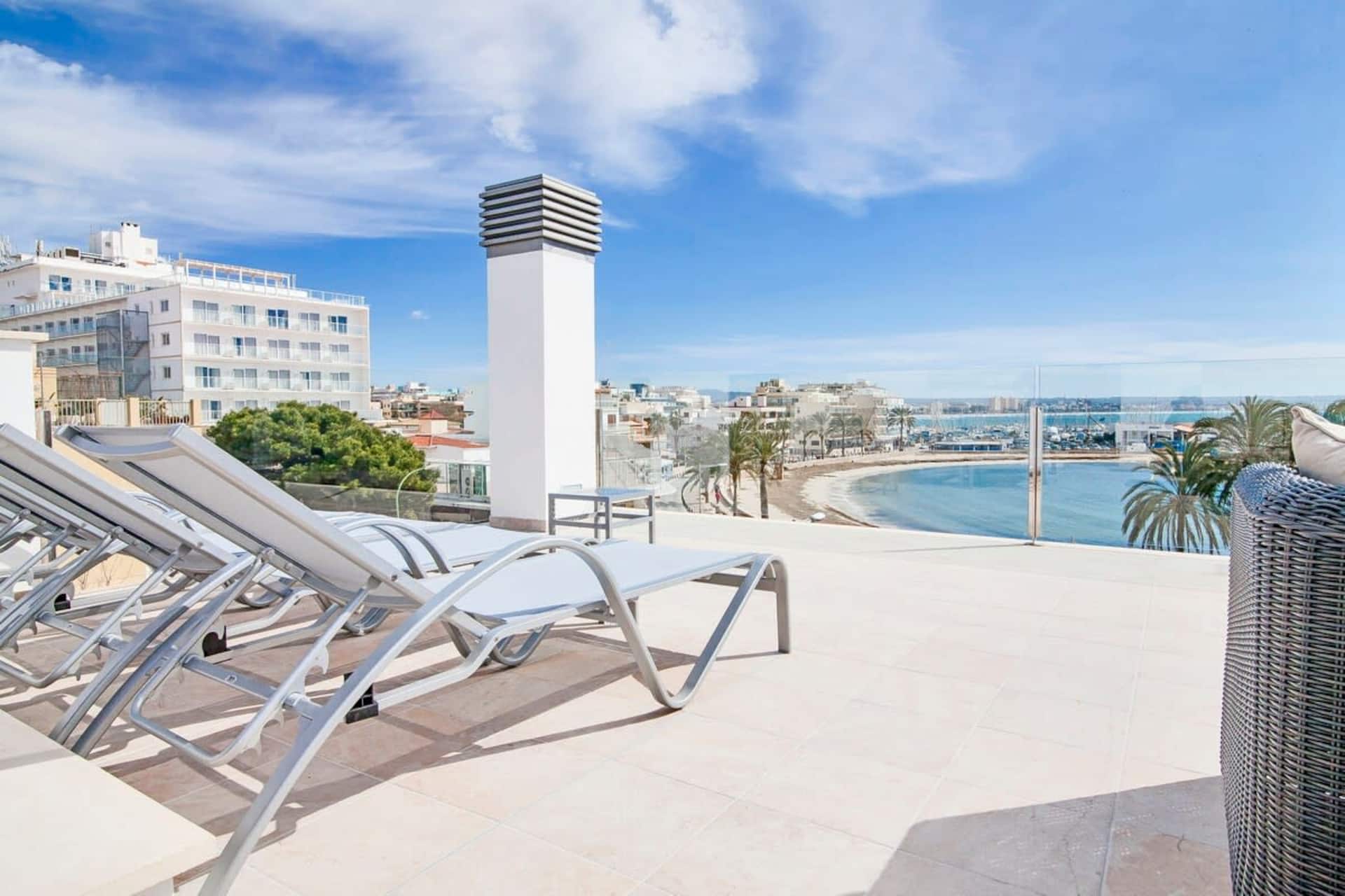 Cozy Beachfront Apt w Private Rooftop Beach Access