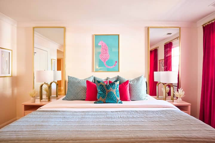 Sleeps 16! Walk to Broughton and River Street!