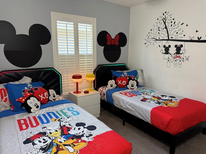¡✨ Diversión para todas las edades en nuestra habitación doble temática de Mickey Mouse! Con cómodas camas individuales y un televisor inteligente de 50" para ver películas, jugar a videojuegos y vivir momentos mágicos.