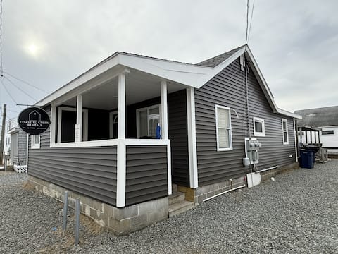 Driftwood Getaway - Perfect Location Near Beach!