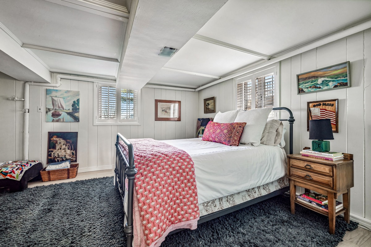 4 miegamasis yra apatiniame aukšte ir jame yra dvigulės lovos.