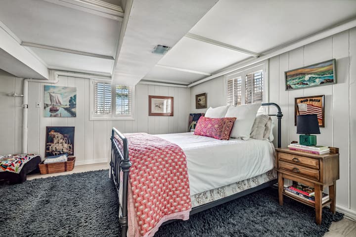 Phòng ngủ 4 ở tầng dưới và có giường cỡ queen.