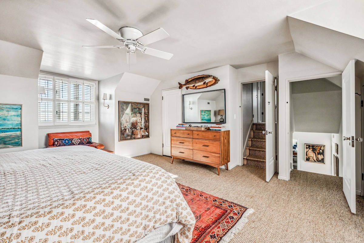 Dalis meno galerijos, dalies miegojimo zona ir 100% patogus - šiame kambaryje patiekiamas keistas žavesys ant sidabrinės lėkštės.