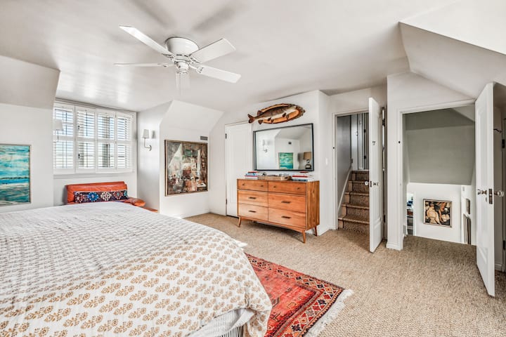 Một phần phòng trưng bày nghệ thuật, một phần khu vực ngủ trưa và 100% thoải mái - căn phòng này đang phục vụ sự quyến rũ kỳ lạ trên một chiếc đĩa bạc.