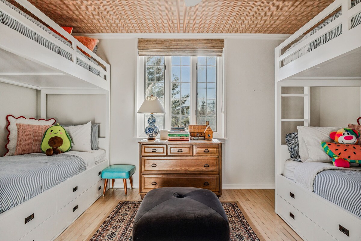 2 miegamasis yra viršutiniame aukšte ir jame yra 2 dvigulės dviaukštės lovos.