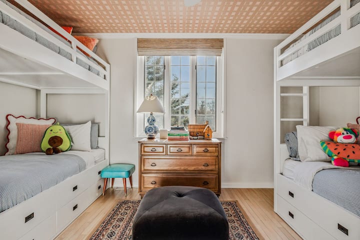 Phòng ngủ 2 ở tầng trên và có 2 giường tầng đôi.