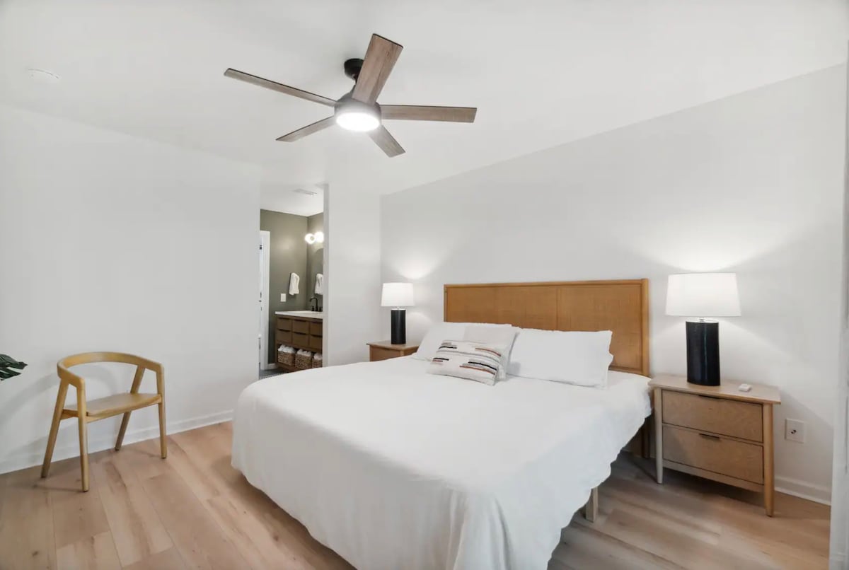 Geniet van het kingsize bed in de hoofdslaapkamer.