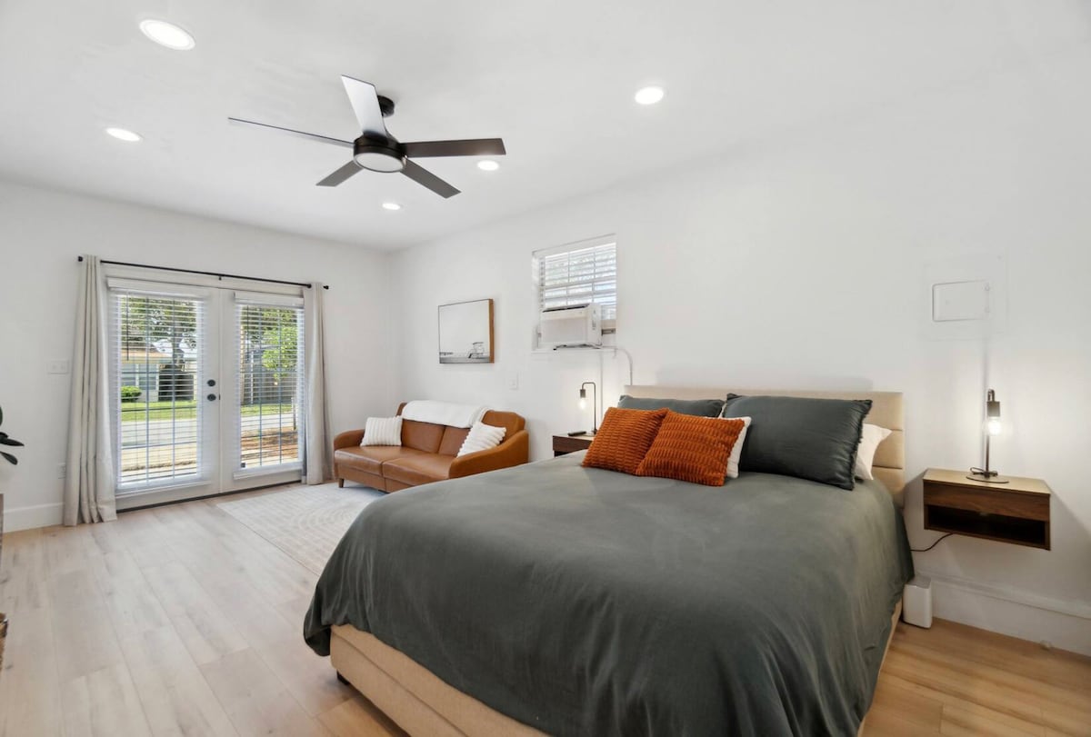 Geniet van een andere dubbele deur voor gemakkelijke toegang. We hebben ook nog een 55-inch smart-tv in deze kamer als je kinderen een film wilt laten kijken terwijl de volwassenen in de woonkamer hangen.